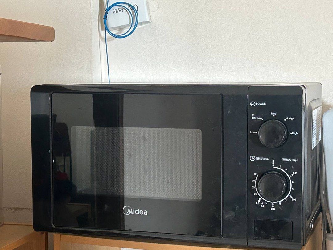 Midea Microwave Oven (Category: Ovens & Toasters) located in Caloocan City. Submitted by pat.vinarao (Listing ID 1430422859, Image 1). Description: Used for 1 year.