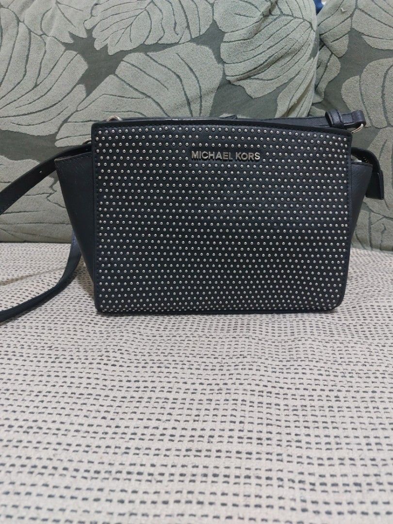 Mk sling bag (Category: Luxury Bags & Wallets) located in Cavite. Submitted by marje0628 (Listing ID 1430596318, Image 2). Description: selling my preloved MK sling bag good as new.