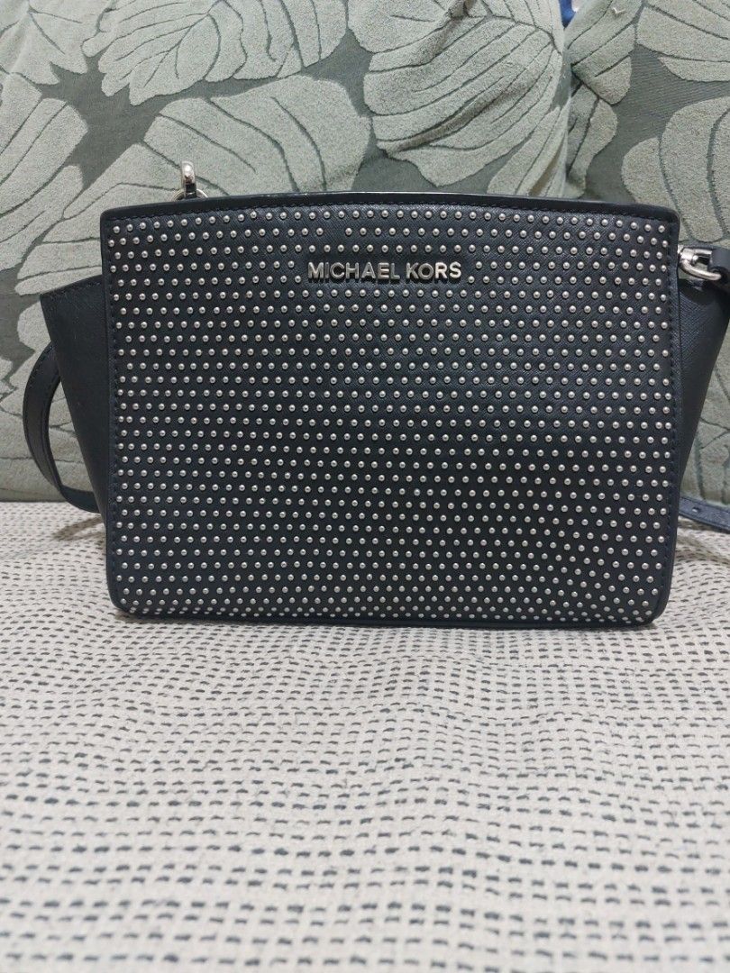 Mk sling bag (Category: Luxury Bags & Wallets) located in Cavite. Submitted by marje0628 (Listing ID 1430596318, Image 1). Description: selling my preloved MK sling bag good as new.
