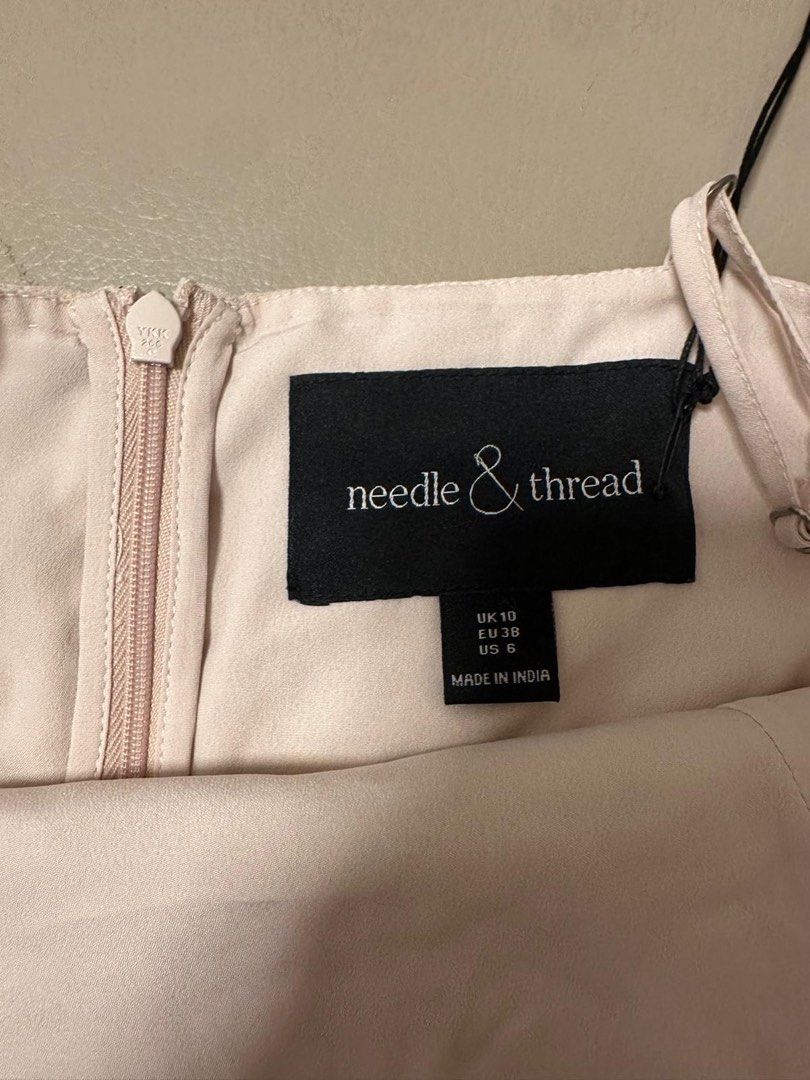Needle & Thread 刺繡晚禮服 （分類：晚裝）位於 Hong Kong。 由 gulu_gulu_0609 提交（商品編號 1430541585，圖片 2）。簡介： 這是一款 Needle & Thread 的晚禮服，帶有精美的刺繡細節。裙子採用粉色薄紗設計，肩帶可調節。尺碼為 UK 10，US 6。裙子帶有標籤，拉鍊為 YKK。適合參加派對或特殊場合。。