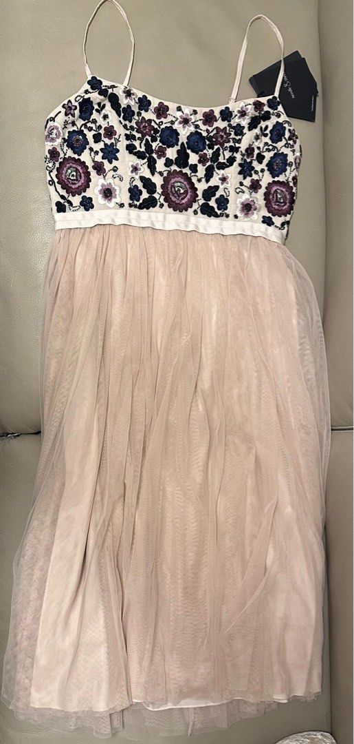 Needle & Thread 刺繡晚禮服 （分類：晚裝）位於 Hong Kong。 由 gulu_gulu_0609 提交（商品編號 1430541585，圖片 1）。簡介： 這是一款 Needle & Thread 的晚禮服，帶有精美的刺繡細節。裙子採用粉色薄紗設計，肩帶可調節。尺碼為 UK 10，US 6。裙子帶有標籤，拉鍊為 YKK。適合參加派對或特殊場合。。