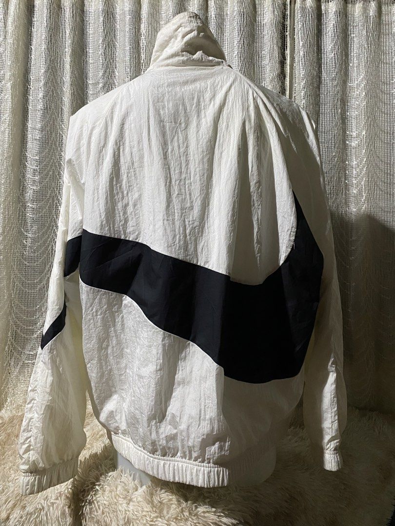 Nike Bigswoosh Windbreaker Jacket XL (Category: Coats, Jackets and Outerwear) located in Aurora. Submitted by sidethrift.deer (Listing ID 1430594951, Image 2). Description: - Nike Bigswoosh Windbreaker Jacket - Size: XL - Features the iconic Nike swoosh design - Color: White with black accents - Lightweight material - Perfect for casual wear or street style.