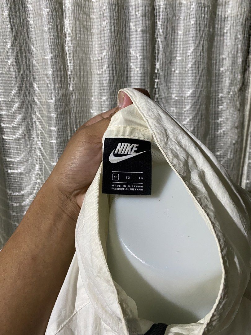Nike Bigswoosh Windbreaker Jacket XL (Category: Coats, Jackets and Outerwear) located in Aurora. Submitted by sidethrift.deer (Listing ID 1430594951, Image 3). Description: - Nike Bigswoosh Windbreaker Jacket - Size: XL - Features the iconic Nike swoosh design - Color: White with black accents - Lightweight material - Perfect for casual wear or street style.