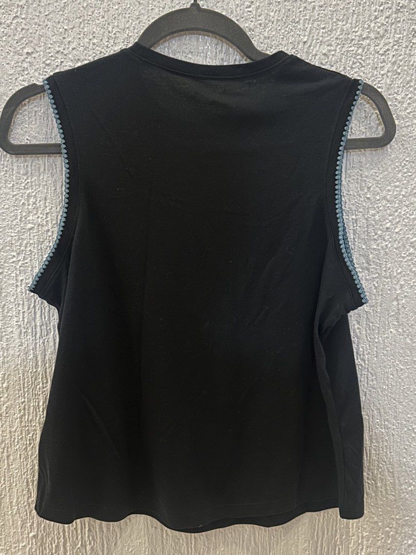 Nike Black Yoga Tank Top (Category: Activewear) located in Muntinlupa City. Submitted by mykaroms (Listing ID 1430562622, Image 2). Description: Nike Black Yoga Tank Top With blue thread details on the sleeve area Super lightweight drifit material Size Women's L (fits me a bit loose, I'm usually a size Women's M) No low ballers. Slight discount can be given if multiple items are purchased Gcash Payment. Delivery via Gogoxpress only. .