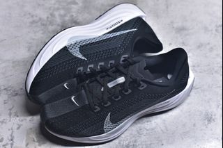 (Category: ) located in . Submitted by Outlet.Sneakers (Listing ID 1430451971, Image 1). Description: .