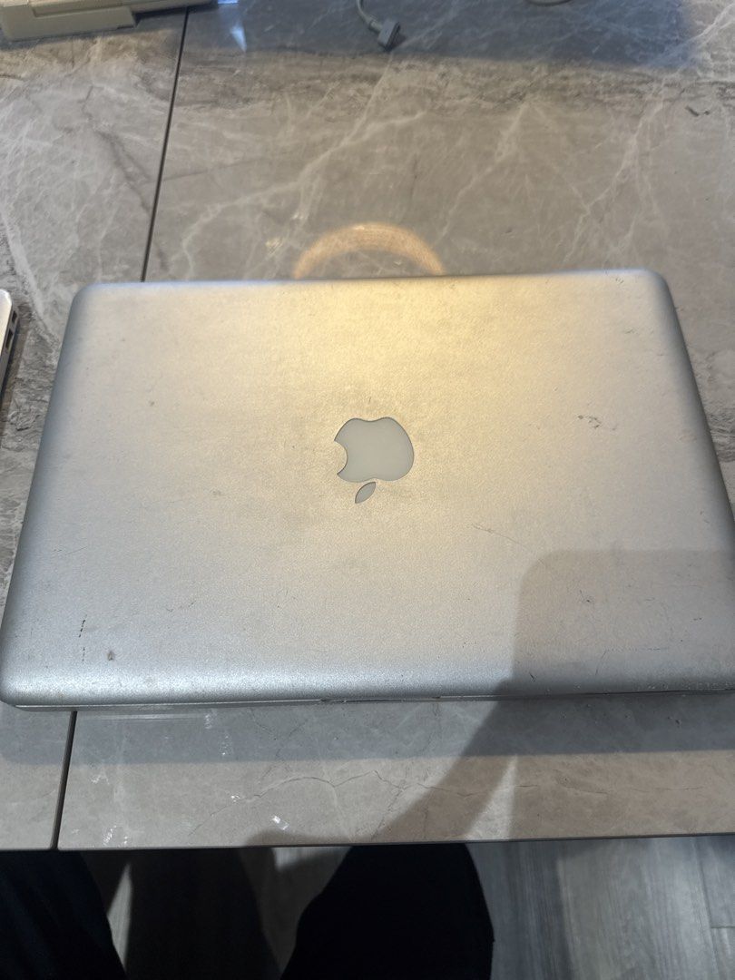 Old Apple MacBook - Used420588891721574400