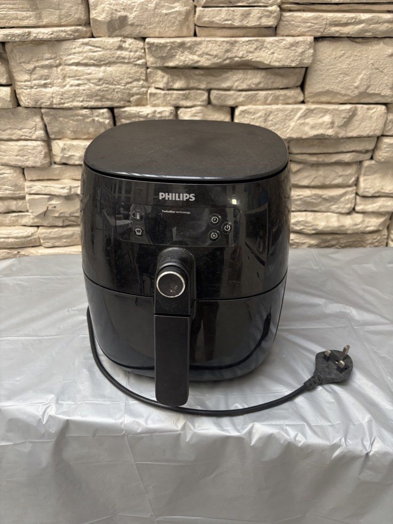 Philips Airfryer TurboStar (Category: Fryers) located in Manila. Submitted by morimarche (Listing ID 1430456614, Image 1). Description: ✔️ Heavily used ✔️ No box ✔️ Fully functional Well-used in a kitchen setup—expect signs of wear, but still works properly. 💡 Good starter airfryer without paying full price ❗ Not for maarte buyers.