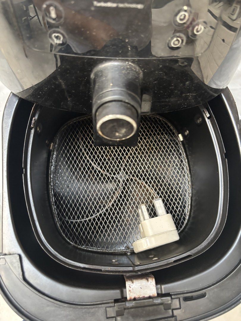 Philips Airfryer TurboStar (Category: Fryers) located in Manila. Submitted by morimarche (Listing ID 1430456614, Image 3). Description: ✔️ Heavily used ✔️ No box ✔️ Fully functional Well-used in a kitchen setup—expect signs of wear, but still works properly. 💡 Good starter airfryer without paying full price ❗ Not for maarte buyers.