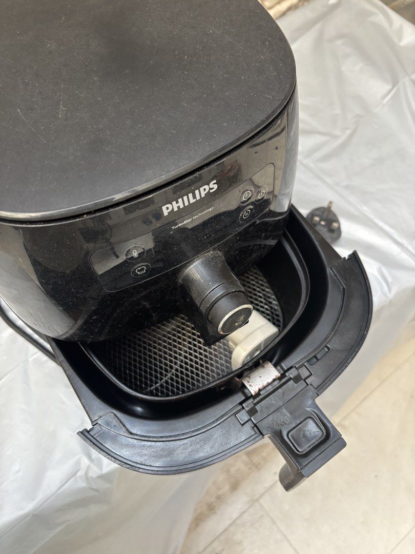 Philips Airfryer TurboStar (Category: Fryers) located in Manila. Submitted by morimarche (Listing ID 1430456614, Image 2). Description: ✔️ Heavily used ✔️ No box ✔️ Fully functional Well-used in a kitchen setup—expect signs of wear, but still works properly. 💡 Good starter airfryer without paying full price ❗ Not for maarte buyers.