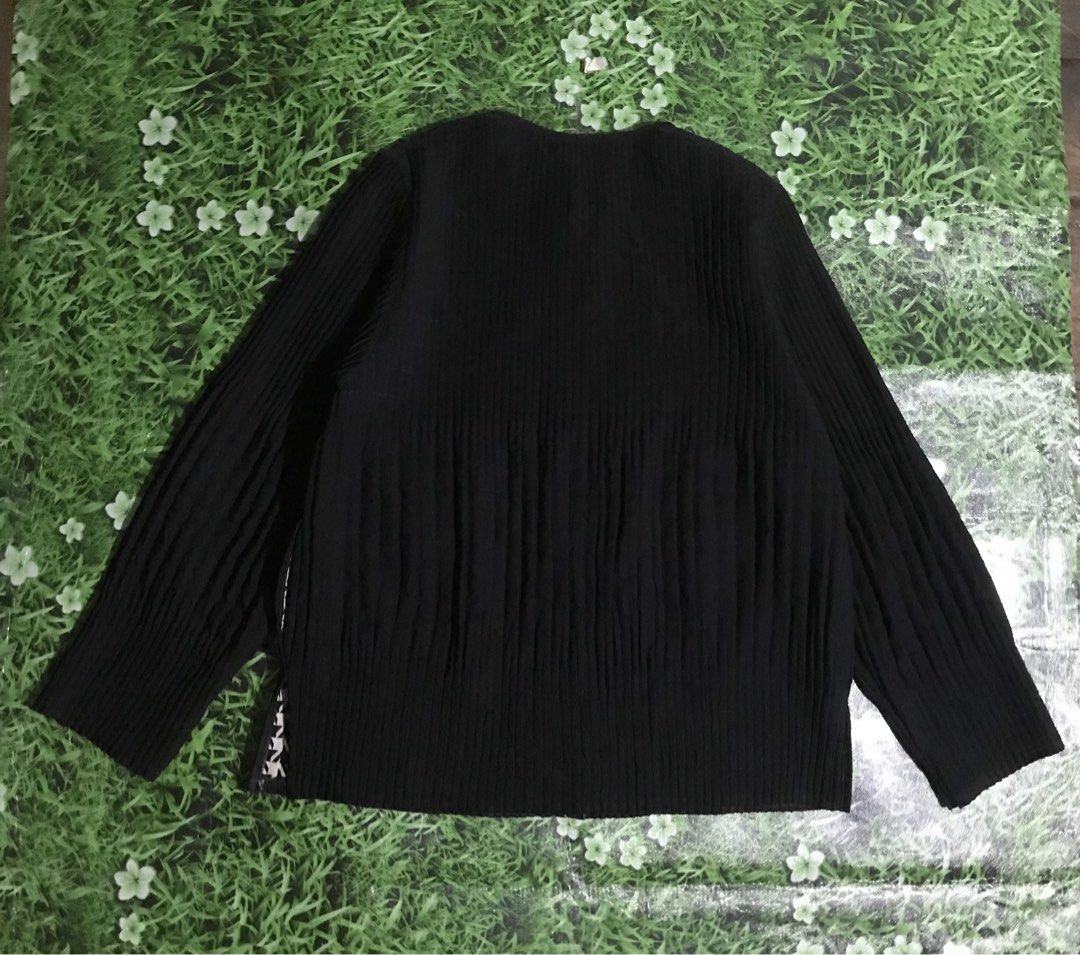 Pleatsme Reversible Jacket (Category: Coats, Jackets and Outerwear) located in Cebu City. Submitted by nelsonix (Listing ID 1430442752, Image 3). Description: Reversible jacket from Pleatsme. Features a black pleated exterior and a houndstooth patterned interior. It has a full zipper closure and two pockets. The jacket has long sleeves and a round neckline. The tag is visible in the images. Made in Korea..