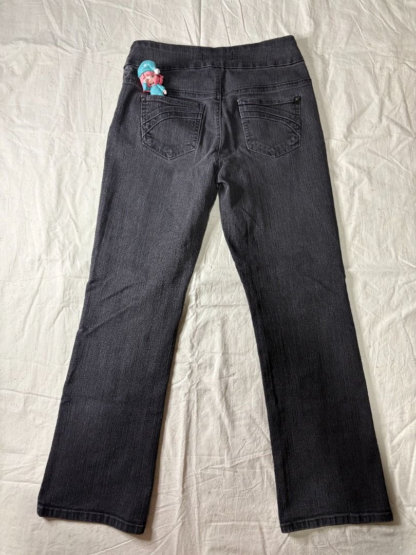 Reitmans JEANS Mid Waist Bootleg Pants (Category: Jeans) located in Abucay. Submitted by rewornstudio (Listing ID 1430458324, Image 3). Description: -Flare-Leg Mid-Rise Jean with Pockets -can fit S-M **Toys in the photos not included.