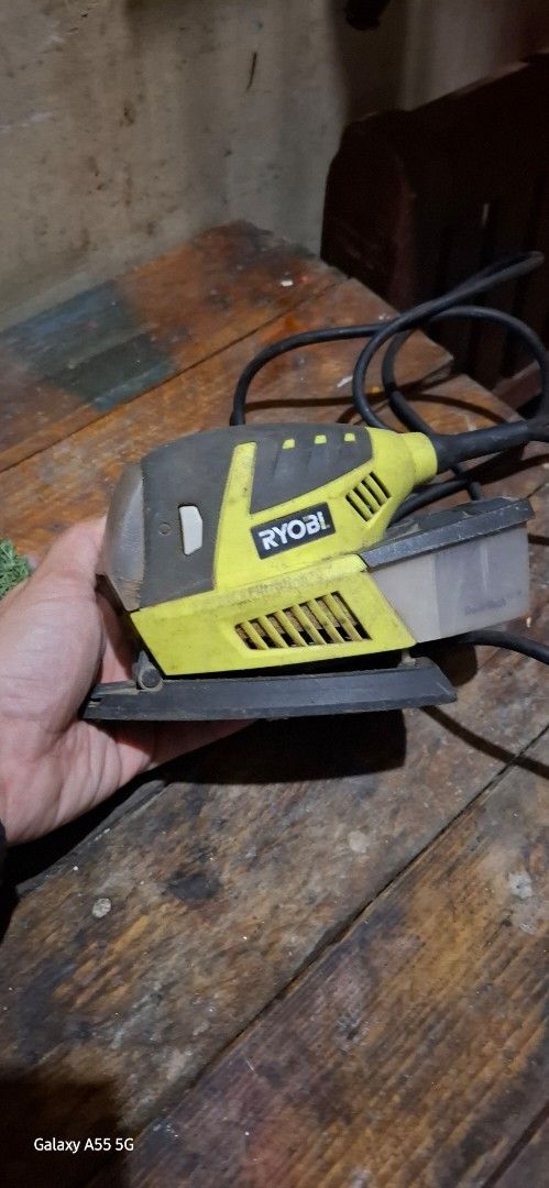 Ryobi Detail Sander C3667 (Category: Construction Tools & Equipment) located in Valenzuela. Submitted by winssian (Listing ID 1430550432, Image 1). Description: Valenzuela pickup need nyo bilan nun sanding files na swak sa ilalim nya or kayo ng magpalit ng velcro workinf sya before can send vids via fb id.