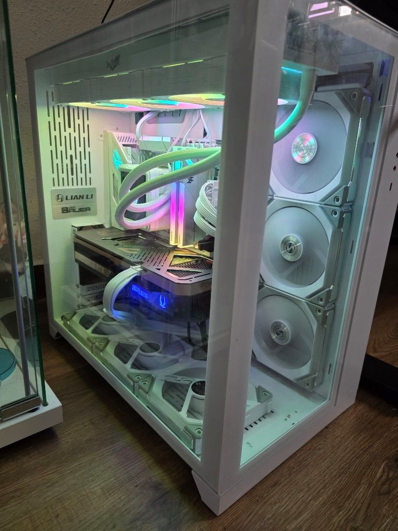 Ryzen 7 9800X3D RTX 5070TI White Pc desktop419576713567293441