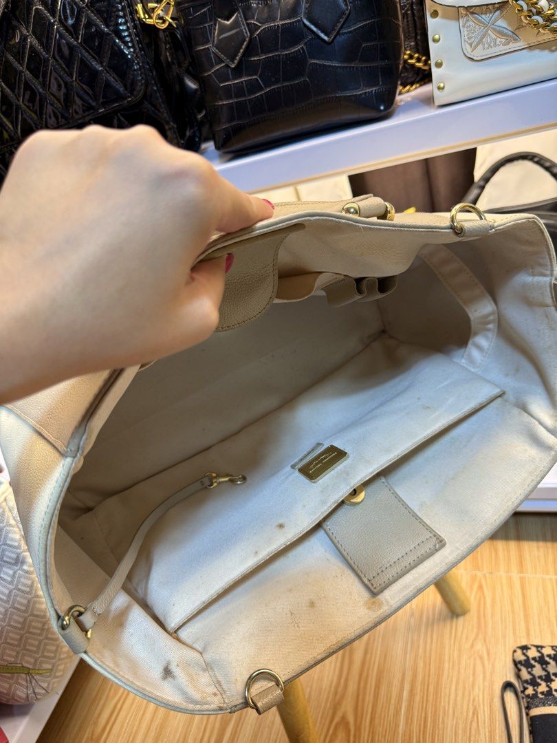 Samantha Thavasa Handbag (Category: Luxury Bags & Wallets) located in Manila. Submitted by prince051097 (Listing ID 1430552913, Image 3). Description: Japan samantha thavasa large tote With minimal issue need wash inside.