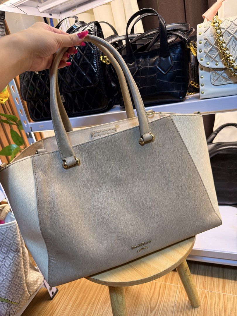 Samantha Thavasa Handbag (Category: Luxury Bags & Wallets) located in Manila. Submitted by prince051097 (Listing ID 1430552913, Image 1). Description: Japan samantha thavasa large tote With minimal issue need wash inside.