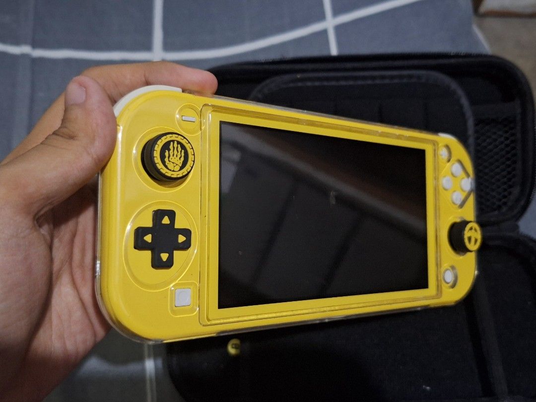 SWITCH LITE (YELLOW) + FREE BAG, CASE, AND DESIGN. (Category: Nintendo) located in Caloocan City. Submitted by austinepar53732 (Listing ID 1430519592, Image 2). Description: Rfs: Dina masyado ginagamit. Switch Lite for sale, given to me as a gift brand new, never used it that much. With free bag with cute keychain and free case and design sa buttons. Price negotiable wag lang barat. May flaw sya tho, may scratch sya sa screen but barely noticable