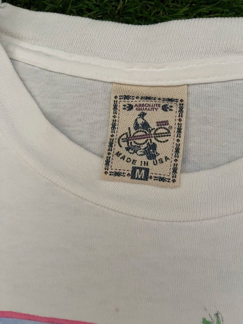 Vintage Bermuda Graphic T-Shirt (Category: Tshirts & Polo Shirts ) located in Valenzuela. Submitted by smma1234 (Listing ID 1430495503, Image 2). Description: - Vintage Bermuda Graphic T-Shirt - color: white - dimes: 27x19 - issues: minor stain (see pic).