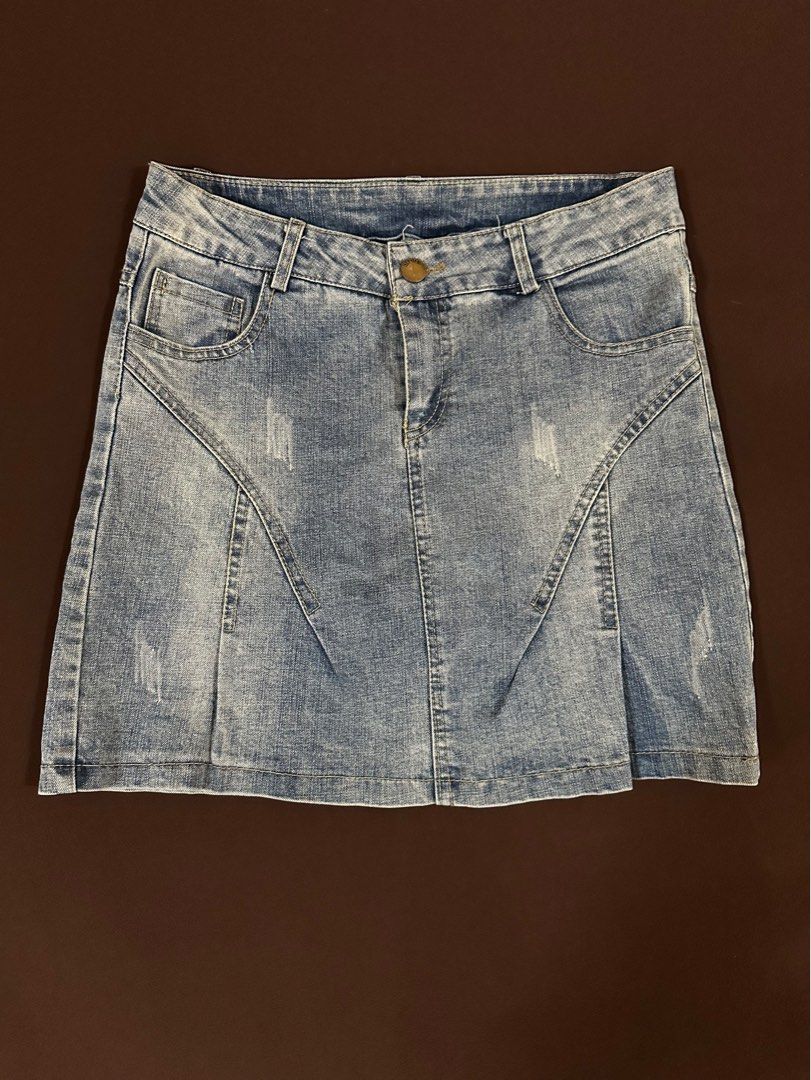 Vintage Denim Skirt (Category: Skirts) located in Paranaque City. Submitted by shppng101 (Listing ID 1430585336, Image 1). Description: DETAILS Brand: No Brand Waist: 22in / 36cm Length: 12 in / 39cm MOP: GCASH MOD: J&T or Lalamove (Can do meetup within Bicutan Area & Taft Area) Disclaimer: The seller is not affiliated with the brand mentioned.