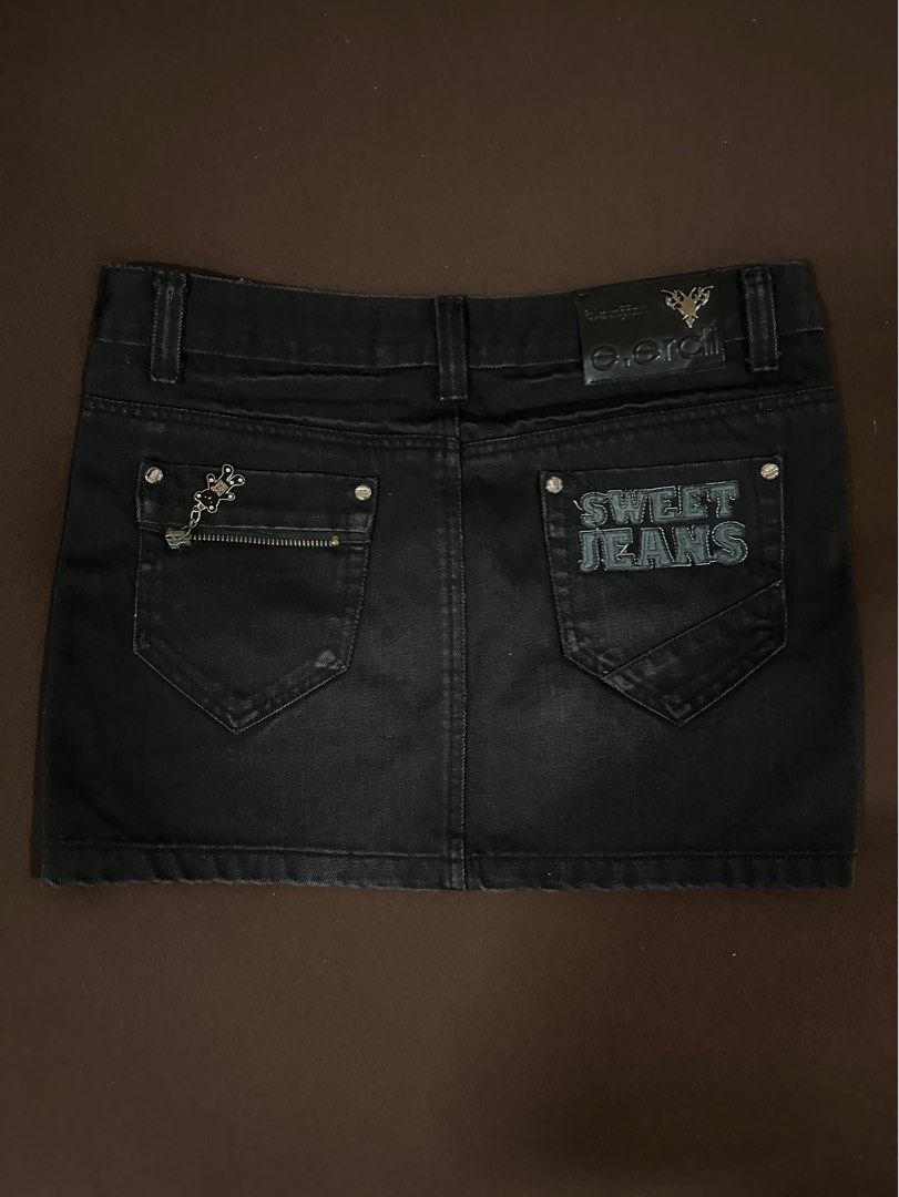 Vintage Mini Black Denim Skirt (Category: Skirts) located in Paranaque City. Submitted by shppng101 (Listing ID 1430585234, Image 2). Description: RFS: Does not fit DETAILS Brand: Jiaqi / e.erdi Inscriptions: SWEET JEANS Waist: 24in/ 39cm Length: 10in/ 34 cm MOP: GCASH MOD: J&T or Lalamove (Can do meetup within Bicutan Area & Taft Area) Disclaimer: The seller is not affiliated with the brand mentioned.