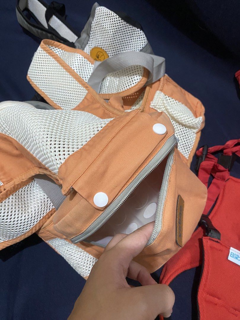 Yoboo Baby Carrier Set and Walking Support (Category: Carriers & Slings) located in San Narciso. Submitted by boypablo1998 (Listing ID 1430565791, Image 3). Description: Yoboo baby carrier features a breathable mesh design for comfort. It has a zippered pocket for small items and adjustable straps. It is designed to securely hold your baby while allowing you to keep your hands free..