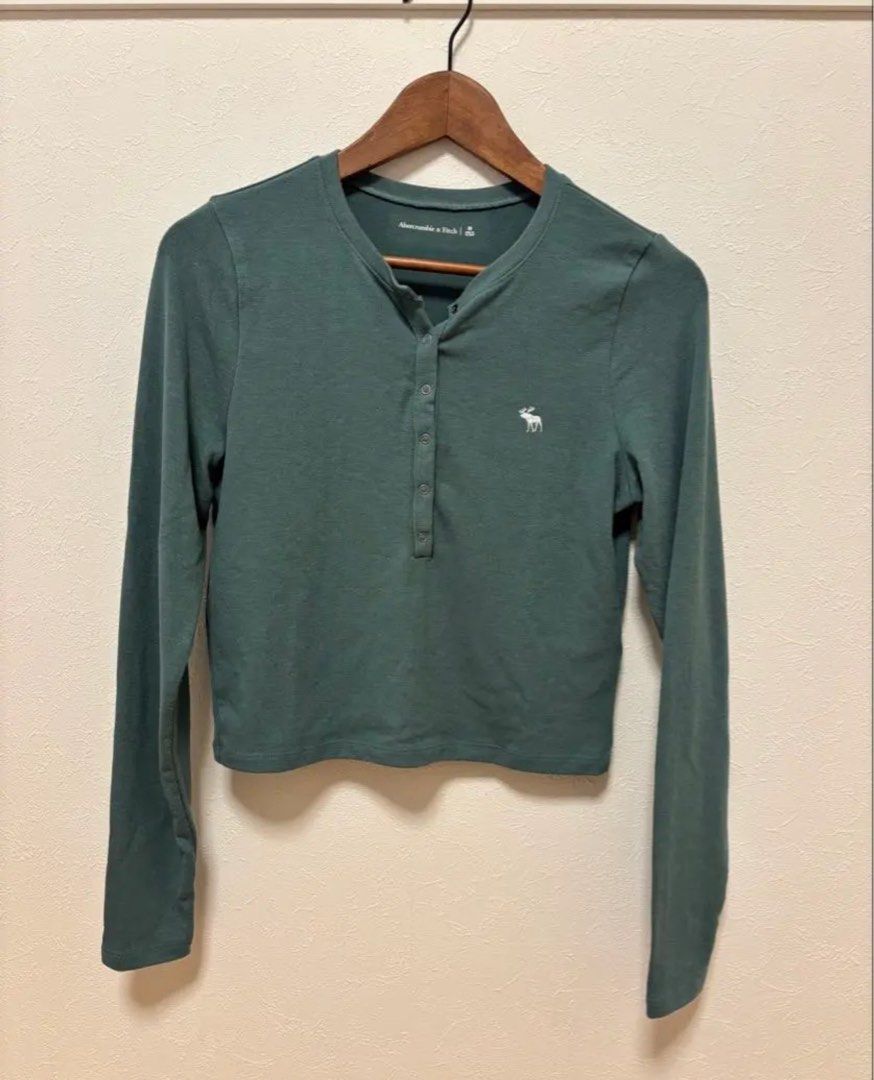 Abercrombie & Fitch sweater (Category: Longsleeves) located in Manila. Submitted by declutterbyands (Listing ID 1430642109, Image 1). Description: - like new - used twice only .