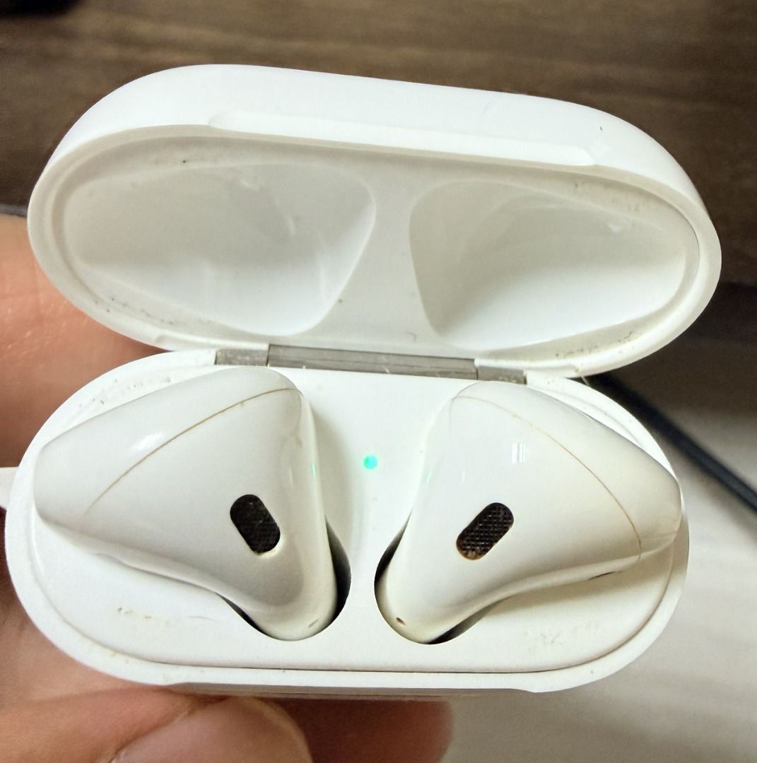 Apple AirPods 2422206218815426560