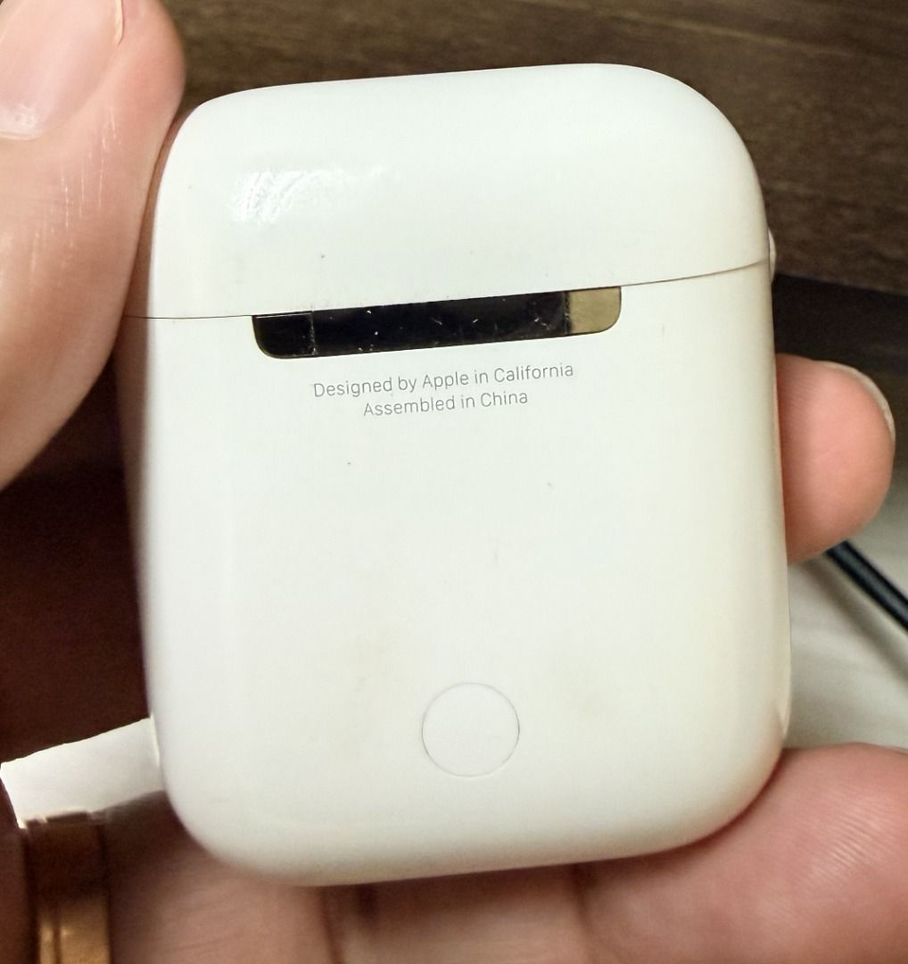 Apple AirPods 2422206218815426561
