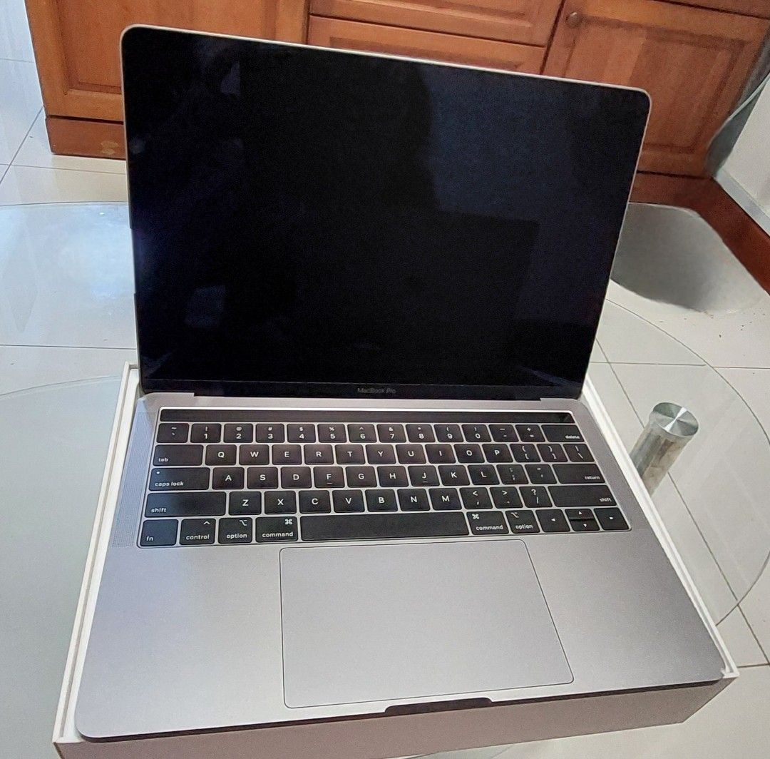 Apple MacBook Pro - Space Gray420564709756129280