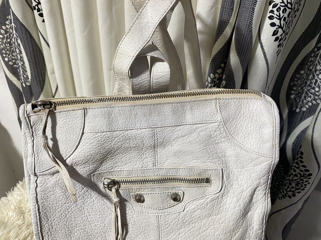 Balenciaga (Category: Luxury Bags & Wallets) located in Tagum. Submitted by amarasluxbag (Listing ID 1430684087, Image 3). Description: Good condition Sign of use only Retouched napo Genuine leather .