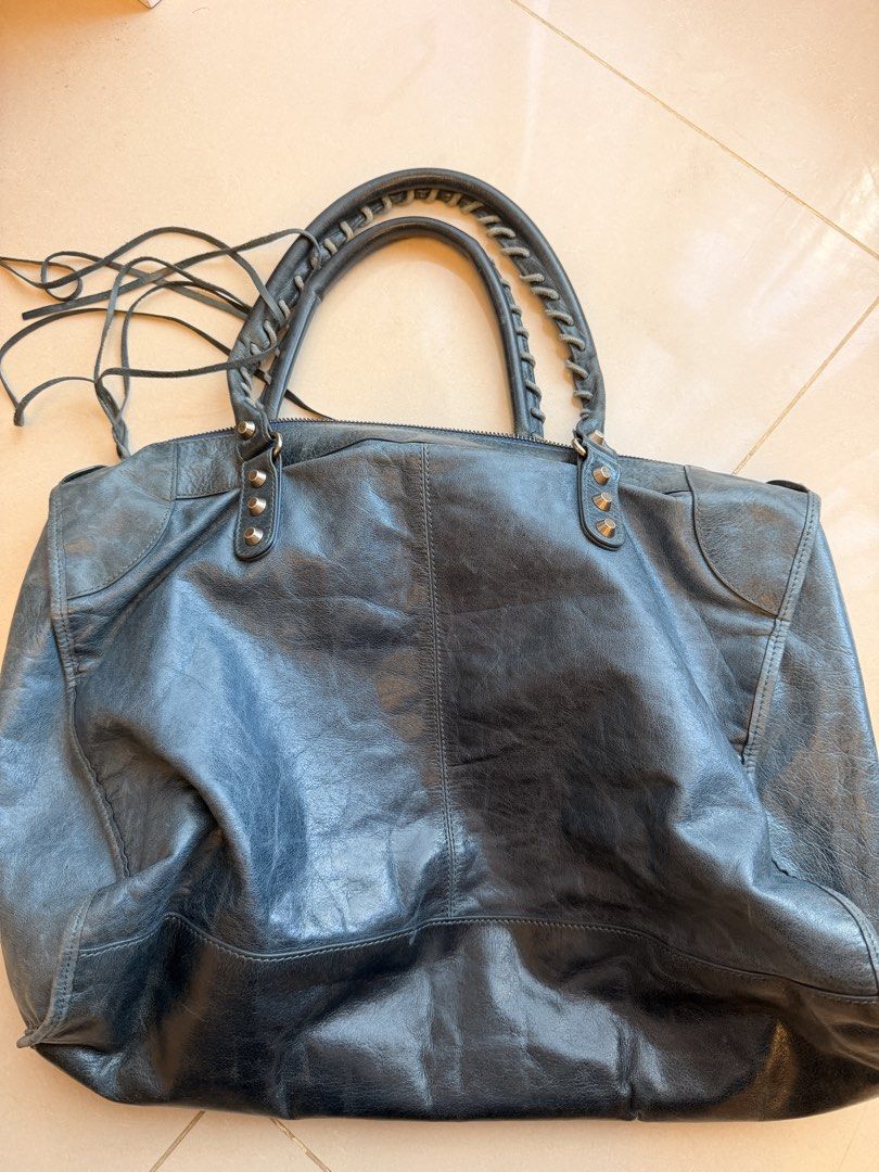 Balenciaga Leather Handbag (Category: Luxury Bags & Wallets) located in Taguig. Submitted by luxeria_ (Listing ID 1430646871, Image 2). Description: -Balenciaga City in Blue -Large size -Lampo Zip -Metal plate -Coded.