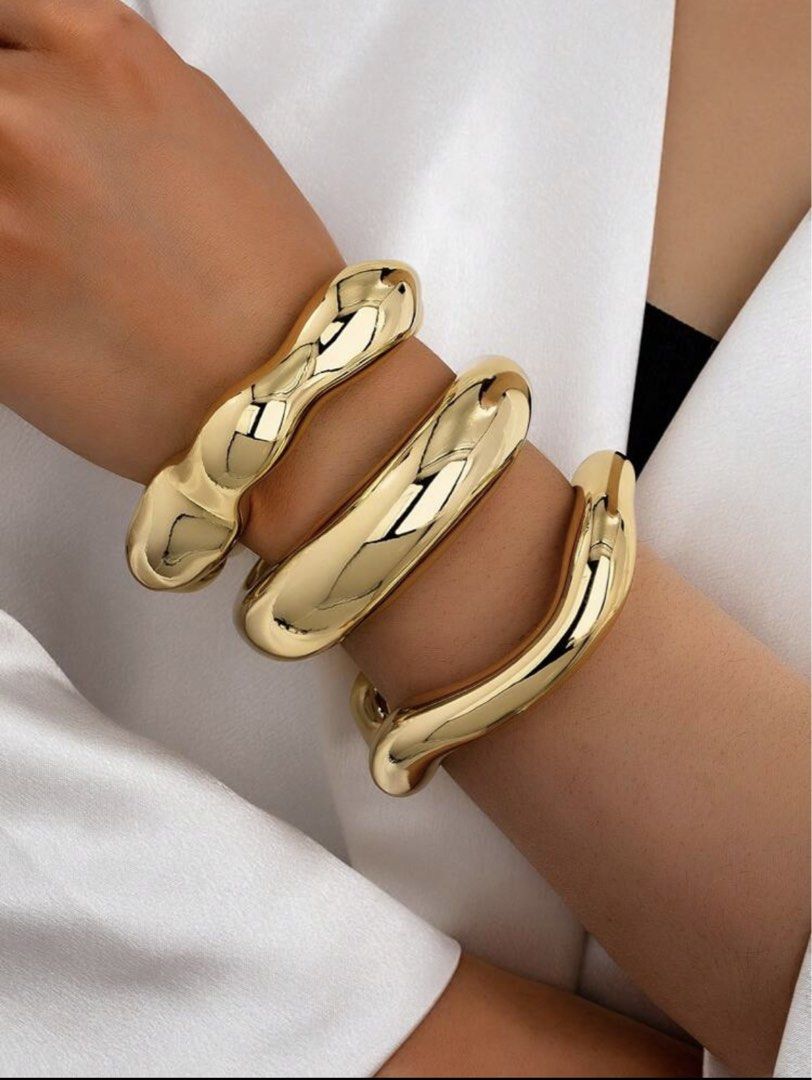 Bangle (Category: Other Accessories) located in Shah Alam. Submitted by fatiniktiar (Listing ID 1430602718, Image 3). Description: Gold plated bangle.