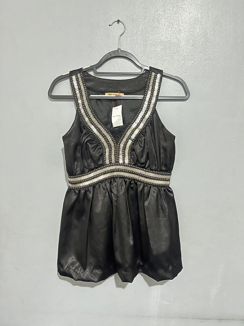Black Y2k 2000s Halter Top (Category: Sleeveless) located in Malabon City. Submitted by nreesells (Listing ID 1430714589, Image 1). Description: - bought in taiwan - can fit s-m - unique piece ! .