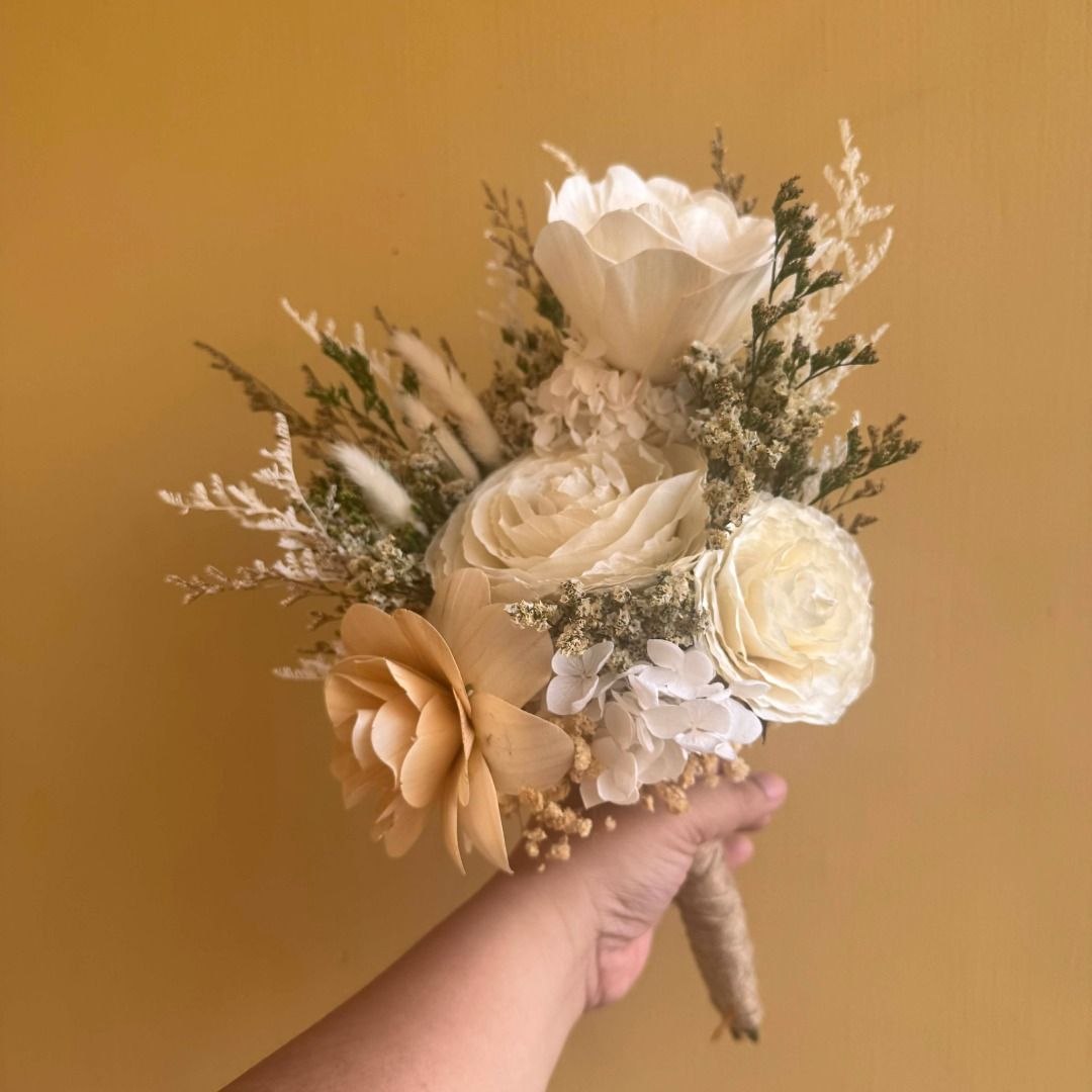 Bridal bouquet (Category: Flowers & Bouquets) located in Paranaque City. Submitted by nicel10 (Listing ID 1430669866, Image 1). Description: I have arranged this bouquet since April and was stored for a while since it has not found her bride. The white flowers have turned to a pretty off white/ beige color; still great for prenup shoots! Bouquet only, wala na pong ibang kasama..