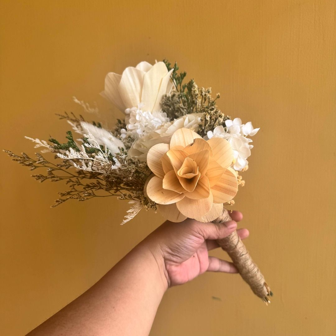 Bridal bouquet (Category: Flowers & Bouquets) located in Paranaque City. Submitted by nicel10 (Listing ID 1430669866, Image 3). Description: I have arranged this bouquet since April and was stored for a while since it has not found her bride. The white flowers have turned to a pretty off white/ beige color; still great for prenup shoots! Bouquet only, wala na pong ibang kasama..