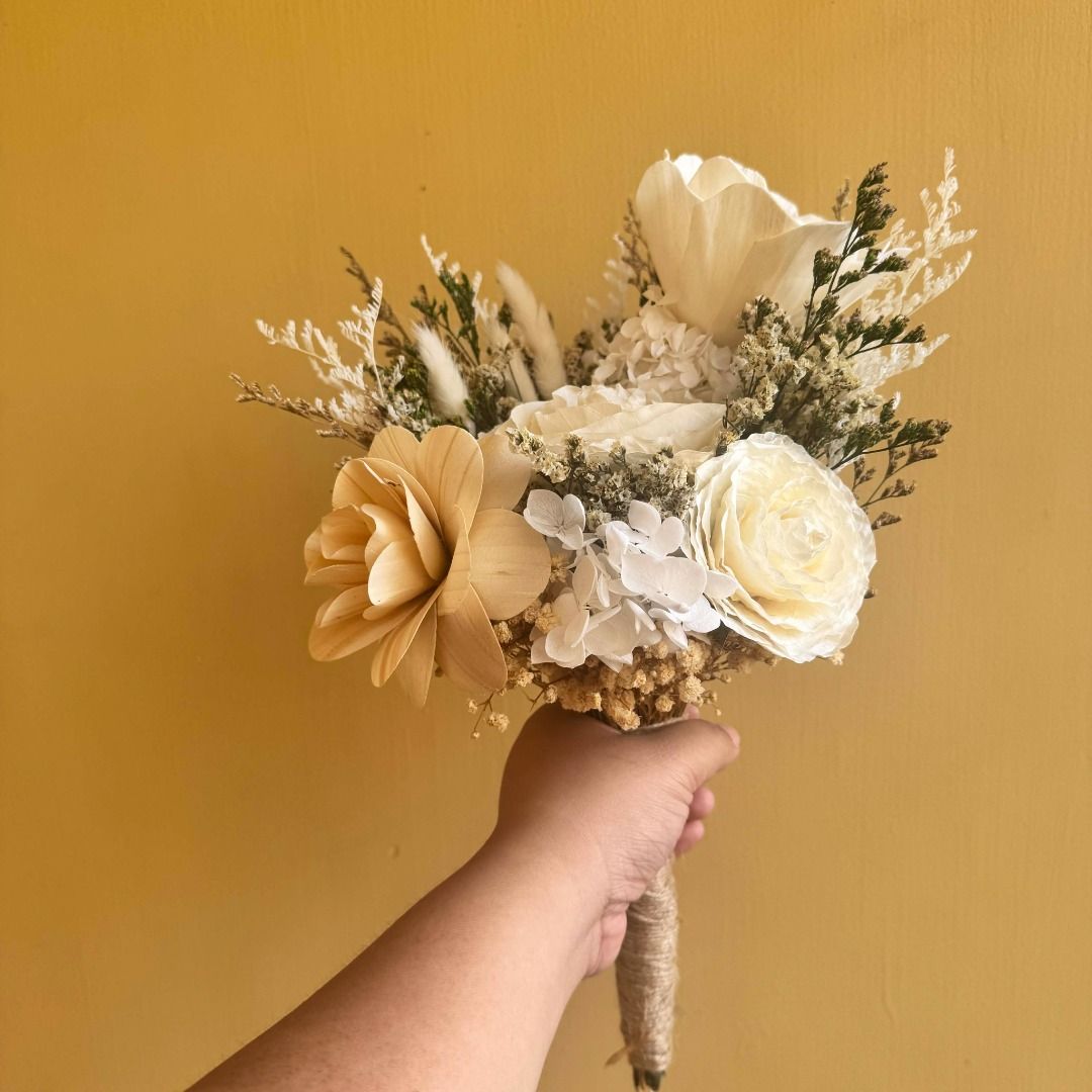 Bridal bouquet (Category: Flowers & Bouquets) located in Paranaque City. Submitted by nicel10 (Listing ID 1430669866, Image 2). Description: I have arranged this bouquet since April and was stored for a while since it has not found her bride. The white flowers have turned to a pretty off white/ beige color; still great for prenup shoots! Bouquet only, wala na pong ibang kasama..