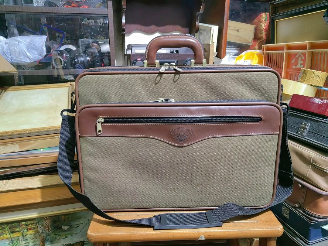 Business Bag (Category: Laptop Bags & Sleeves) located in Cebu City. Submitted by dudes_villanueva (Listing ID 1430719021, Image 2). Description: Business Bag In good condition Brand: SAXON Measurement: L18xW5xH12.75 inches.