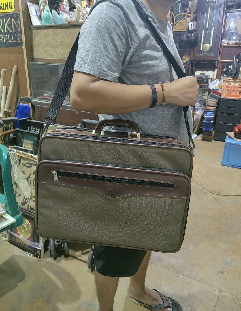 Business Bag (Category: Laptop Bags & Sleeves) located in Cebu City. Submitted by dudes_villanueva (Listing ID 1430719021, Image 1). Description: Business Bag In good condition Brand: SAXON Measurement: L18xW5xH12.75 inches.