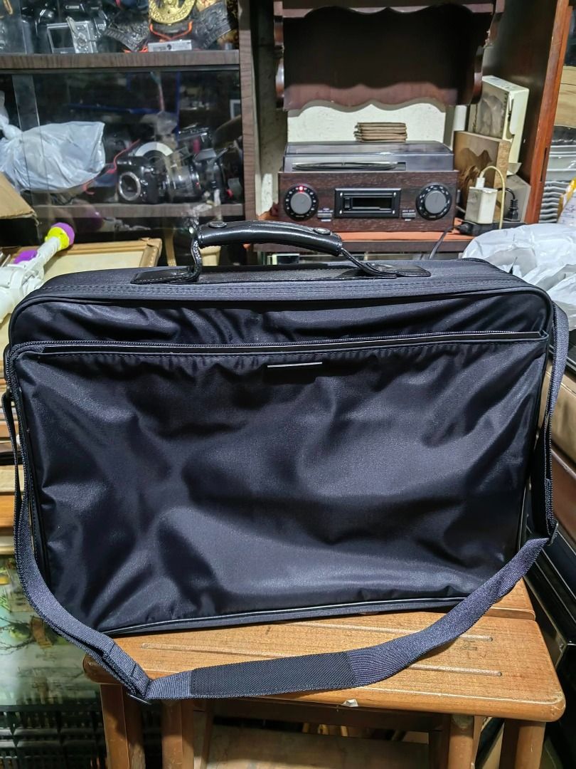Business Bag With Key (Category: Laptop Bags & Sleeves) located in Cebu City. Submitted by dudes_villanueva (Listing ID 1430720769, Image 2). Description: Business Bag 📌With Key In excellent condition Brand: Elle Homes Paris Measurement: L17xW4xH12 inches.
