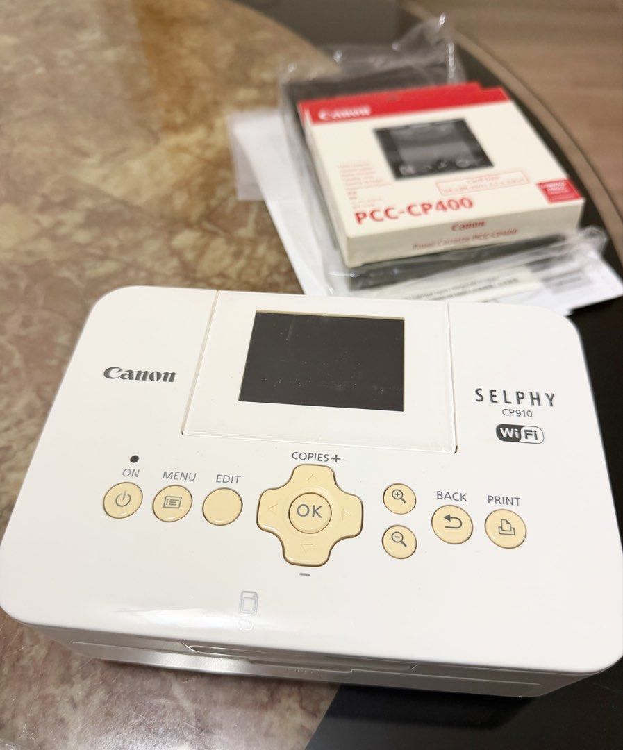 Canon SELPHY CP910 (with ink) 佳能小型相片打印機 (附色帶) (已停產) （分類：打印機及影印機）位於 Hong Kong。 由 chloemak_ 提交（商品編號 1430716047，圖片 2）。簡介： https://www.canon.com.hk/tc/product/catalog/productItemDetails.do?prrfnbr=200765 SELPHY CP910 compact photo printer features a new AirPrint and Wi-Fi Printing function for wireless printing of images from digital cameras, smart devices and computers. Combining a slim body design with simple operation, SELPHY CP910 incorporated wi