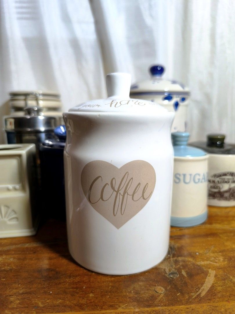 Ceramic Coffee Canister (Category: Coffee & Tea Tableware) located in Pangil. Submitted by kopee_matcha (Listing ID 1430650801, Image 1). Description: Size : 3.9" x 5" height with Lid 6.7" Brand : Wilco w/ tiny chip sa rim di kita pag naka close yung lid Price: 320 *Strickly 2 days reservation only * Payment must be completed within 48 hours. If unpaid, your order will be automatically forfeited and the item/s will be given to the next miner. *No