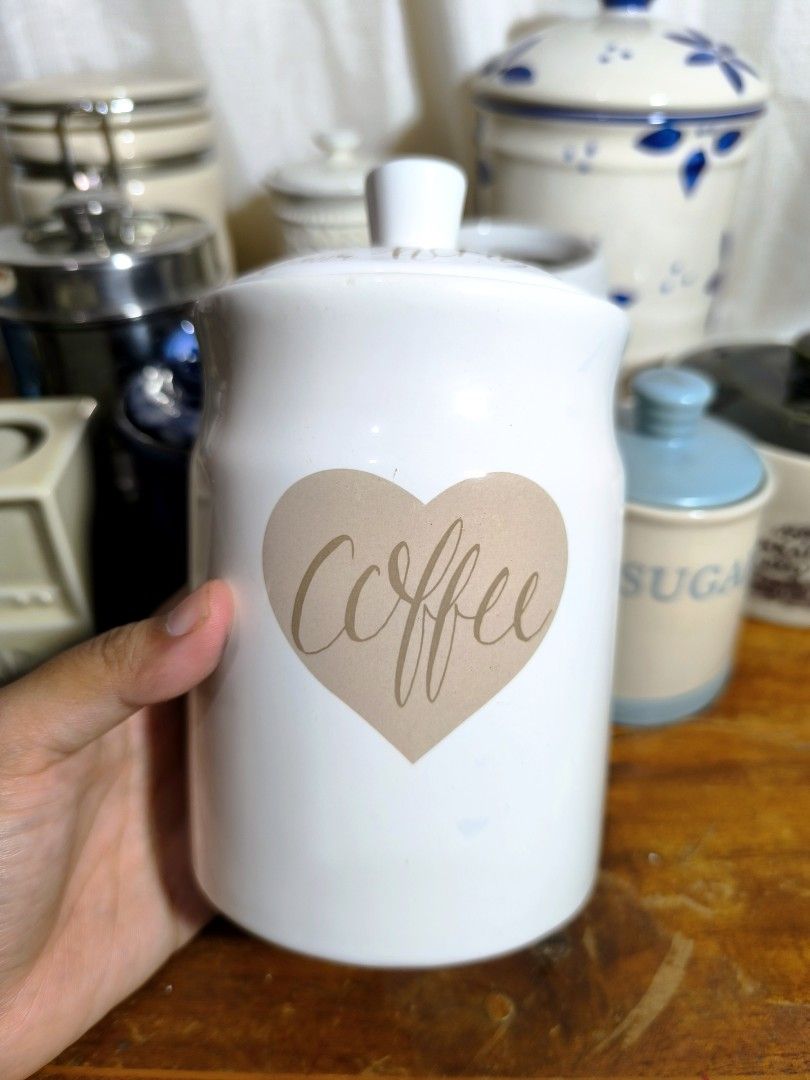 Ceramic Coffee Canister (Category: Coffee & Tea Tableware) located in Pangil. Submitted by kopee_matcha (Listing ID 1430650801, Image 2). Description: Size : 3.9" x 5" height with Lid 6.7" Brand : Wilco w/ tiny chip sa rim di kita pag naka close yung lid Price: 320 *Strickly 2 days reservation only * Payment must be completed within 48 hours. If unpaid, your order will be automatically forfeited and the item/s will be given to the next miner. *No