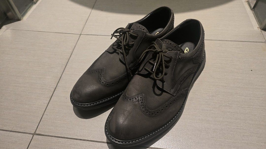 Clarks Wingtip Oxford Shoes can negotiate US 9.5 (Category: Dress Shoes) located in Manila. Submitted by youngmountain-f7f6b1 (Listing ID 1430755817, Image 1). Description: Fairly Used US 9.5/ EU 42.5/ UK 8.5 rfs: need money to buy my friend a gift problem in the photo above can negotiate delivery buy you pay sf or meetup.