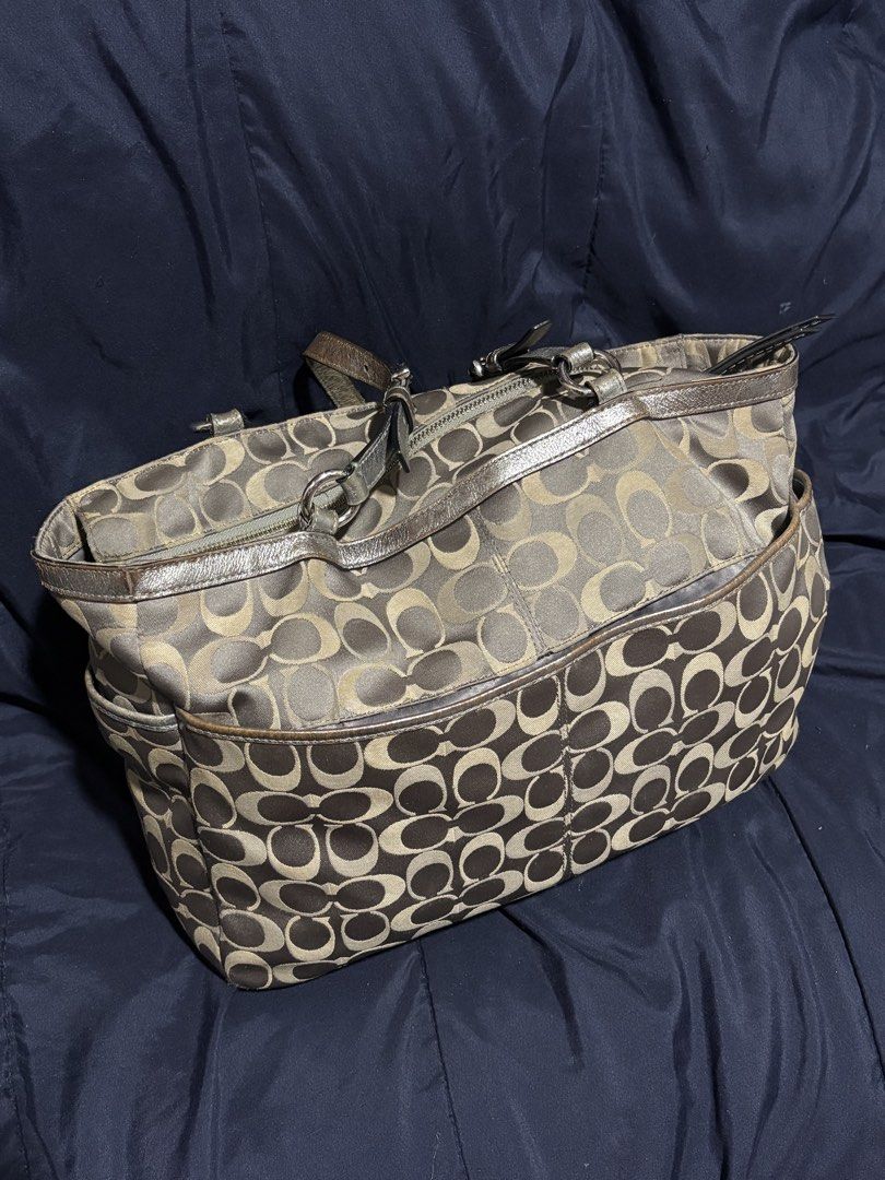 COACH SIGNATURE TOTE BAG (Category: Luxury Bags & Wallets) located in Manila. Submitted by _noname.shop (Listing ID 1430702667, Image 3). Description: Brand: Coach Color: Light brown and brown Style: shoulder bag, tote bag Mode of Payment: Maya BDO Maribank Mode of Delivery: Standard - J&T Express Same Day - Grab Express/ Lalamove (shouldered by the buyer).