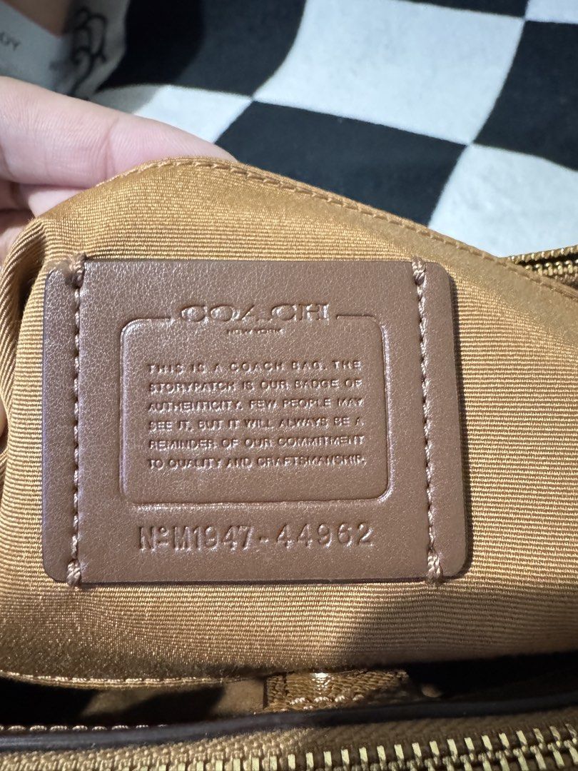 Coach Surrey bag with Shoulder Strap (Category: Luxury Bags & Wallets) located in Makati City. Submitted by prelovedbyhaillie (Listing ID 1430731428, Image 3). Description: Loc : Makati City Mod : Lalamove or J&T Mop : Gcash.