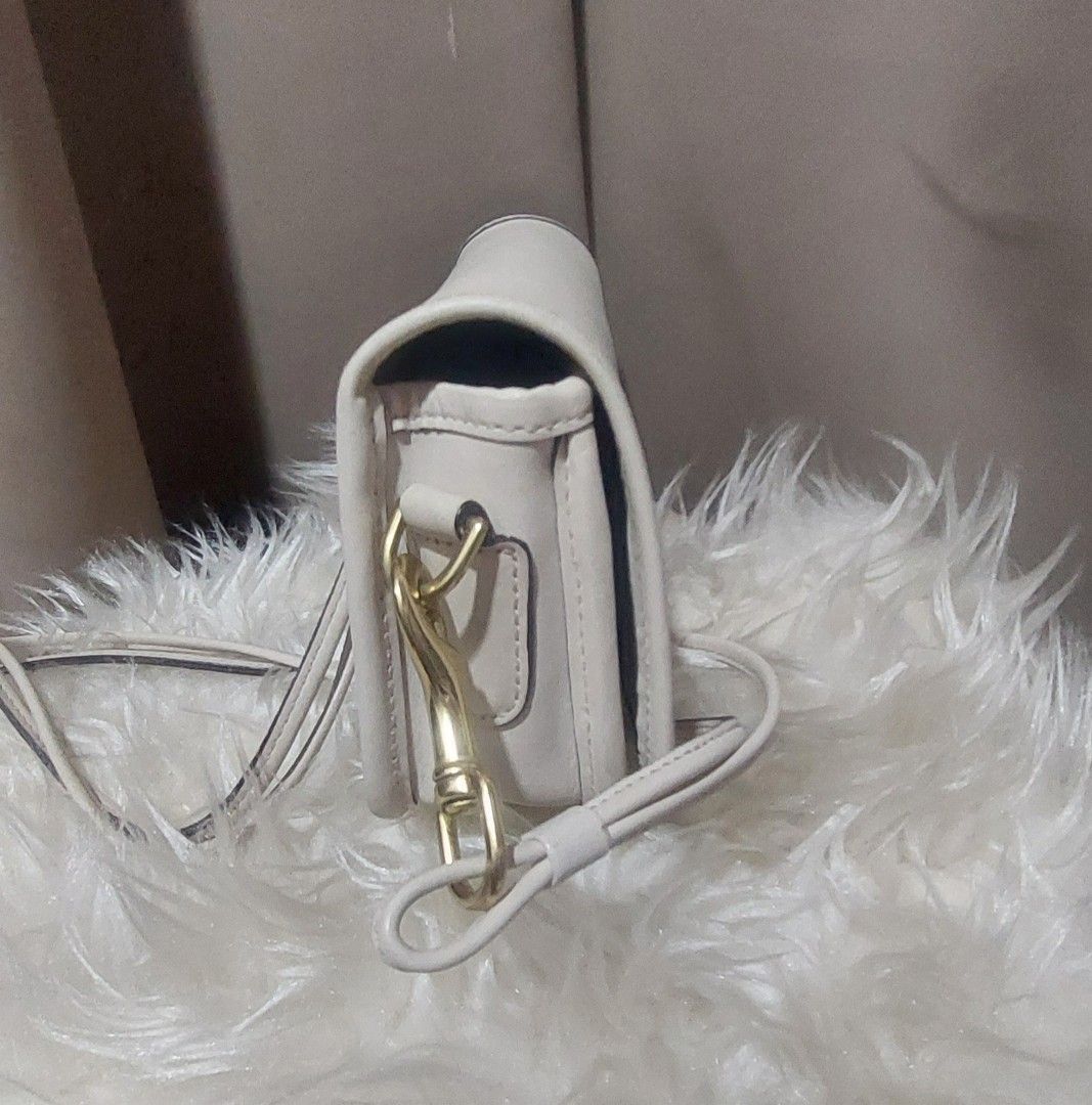 Coach White Leather Crossbody Bag (Category: Cross-body Bags) located in Talavera. Submitted by trixielady08 (Listing ID 1430794954, Image 3). Description: bawal sa maselan.. di na perfect ang color pero perfect pa ang leather nya❤️.