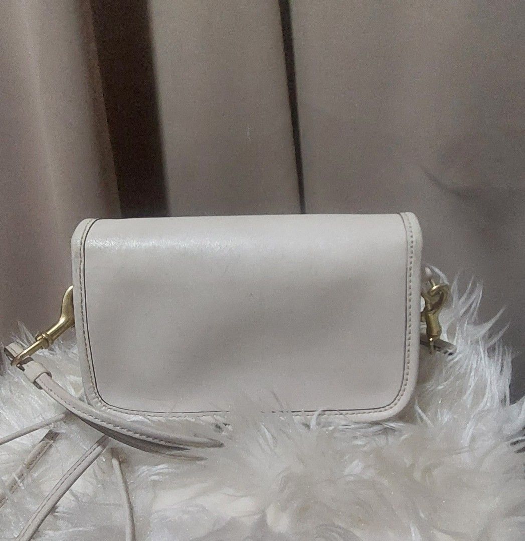Coach White Leather Crossbody Bag (Category: Cross-body Bags) located in Talavera. Submitted by trixielady08 (Listing ID 1430794954, Image 2). Description: bawal sa maselan.. di na perfect ang color pero perfect pa ang leather nya❤️.