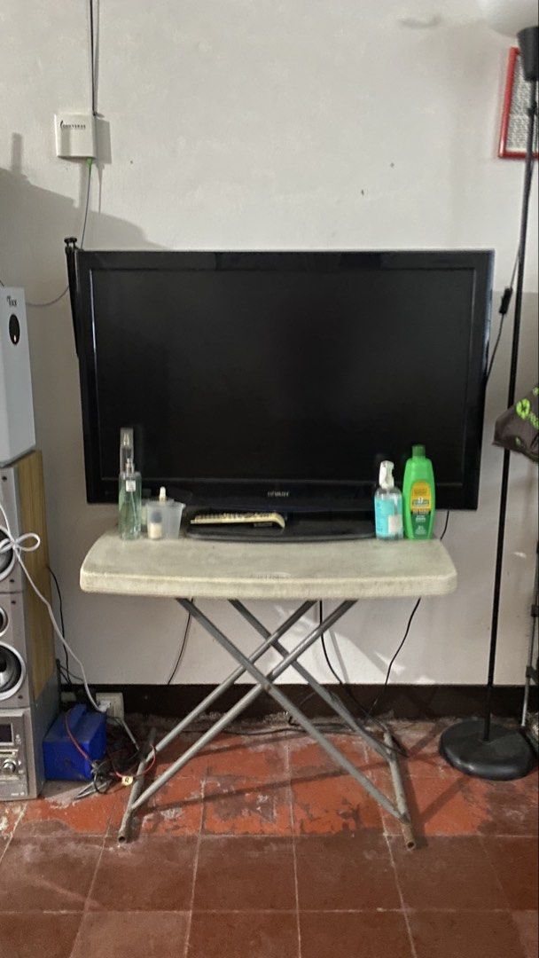 Defective Devant TV for repair or parts (Category: TV) located in Quezon City. Submitted by ccr26 (Listing ID 1430662465, Image 1). Description: Pumutok nung sinaksak, never tried to plug it in again. Pwede pa siguro parepair or just get it for parts.