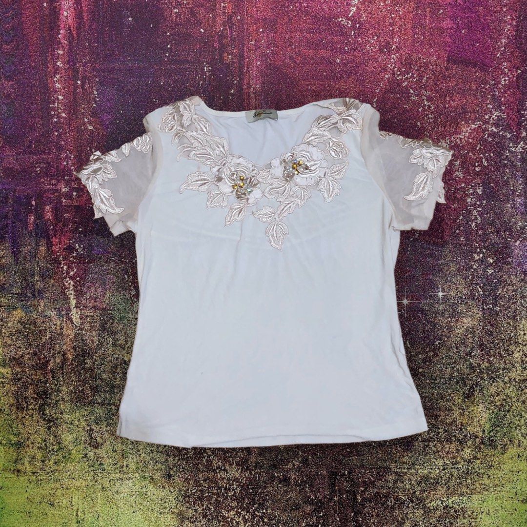 embellished white blouse (Category: Blouses) located in Manila. Submitted by aehls (Listing ID 1430786040, Image 1). Description: ↳ ❝ [ pariblossom white top ] ¡! ❞ ⋆ width 17 ⋆ length 22.5 ⋆ stretchable ❦ mine @ 79 PHP note ! color may vary due to lighting.