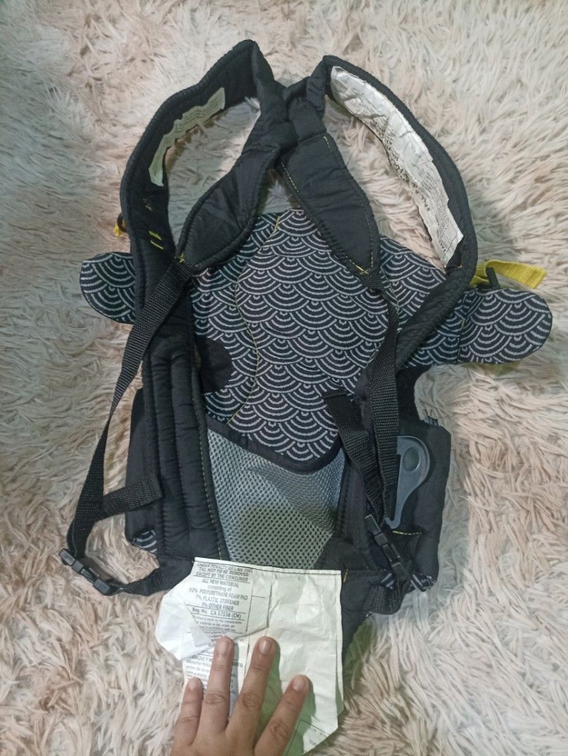 Evenflo Baby Carrier (Category: Carriers & Slings) located in Tarlac. Submitted by allinoneshop2178 (Listing ID 1430614866, Image 2). Description: Evenflo baby carrier features a black and gray design with yellow accents. It has adjustable straps and a mesh back for breathability. It is designed to comfortably carry your baby. The carrier also includes a label with instructions. 0-12months old like new from BALIKBAYAN box .