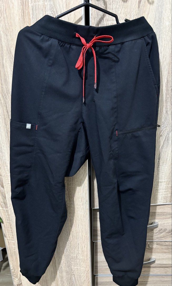 FABLETICS SCRUB SET MENS BLACK (Category: Sets & Coordinates) located in Manila. Submitted by primostuffs (Listing ID 1430784929, Image 3). Description: FOR SALE‼️‼️ FABLETICS MENS SCRUB BLACK “HELIX SCRUB TOP & ALL-SHIFT JOGGER PANTS” • Top - Large • Bottom - Large • No issue 💯 • 100% original from US 🇺🇸 You can base your measurements on the last photo. rfs: not using it anymore.